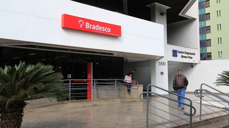 Servidores nascidos em setembro e outubro devem fazer recadastramento no banco