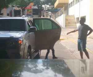 Família chegou em carro particular 
(Foto: Reprodução / Whats App)