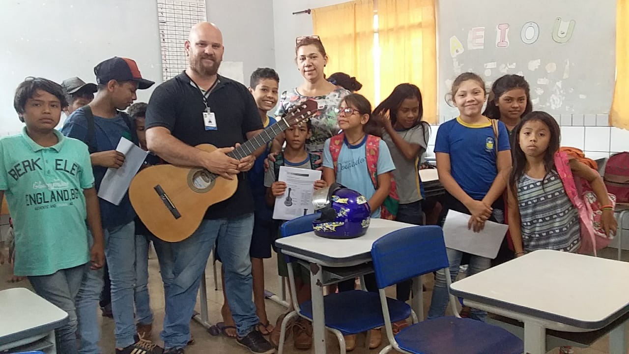 Projeto consiste em oferecer aulas de violão para os alunos da Rede Municipal de Ensino no contra turno escolar. Divulgação