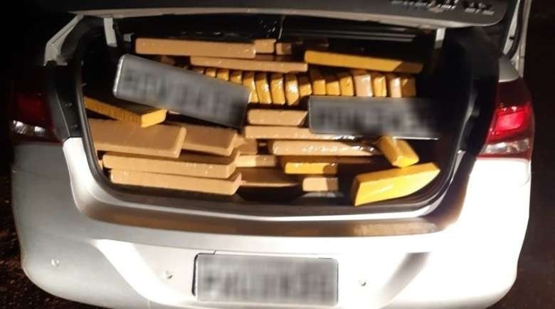 Após tentar atropelar policiais, traficante abandona Cobalt com 410kg de maconha