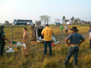 A ambulância parou tombada e duas pessoas morreram no local. Foto: divulgação/PM)