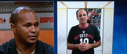 Aloísio Chulapa chora ao vivo com homenagem de Rogério Ceni © Reprodução/ESPN Brasil
