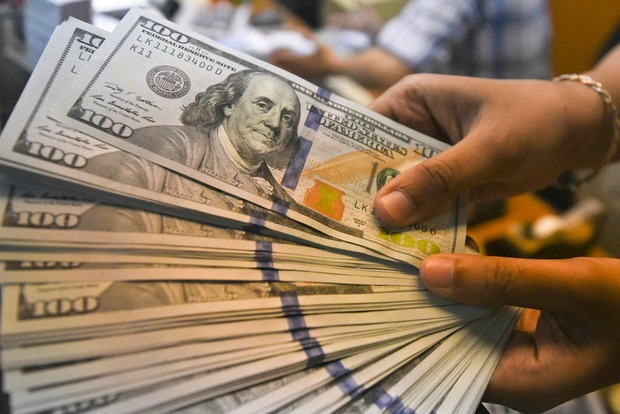 Dólar opera em alta, antes de discurso de Trump sobre comércio Dólar opera em alta, antes de discurso de Trump sobre comércio