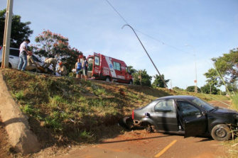 Motorista "fecha" policial, que perde o controle da direção e capota carro O carro bateu em um poste, capotou e caiu no declive (Foto: Marcos Erminio)