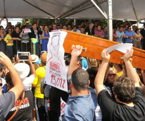 Professores participaram do desfile com caixão 
(Foto: Valdenir Rezende/Correio do Estado)