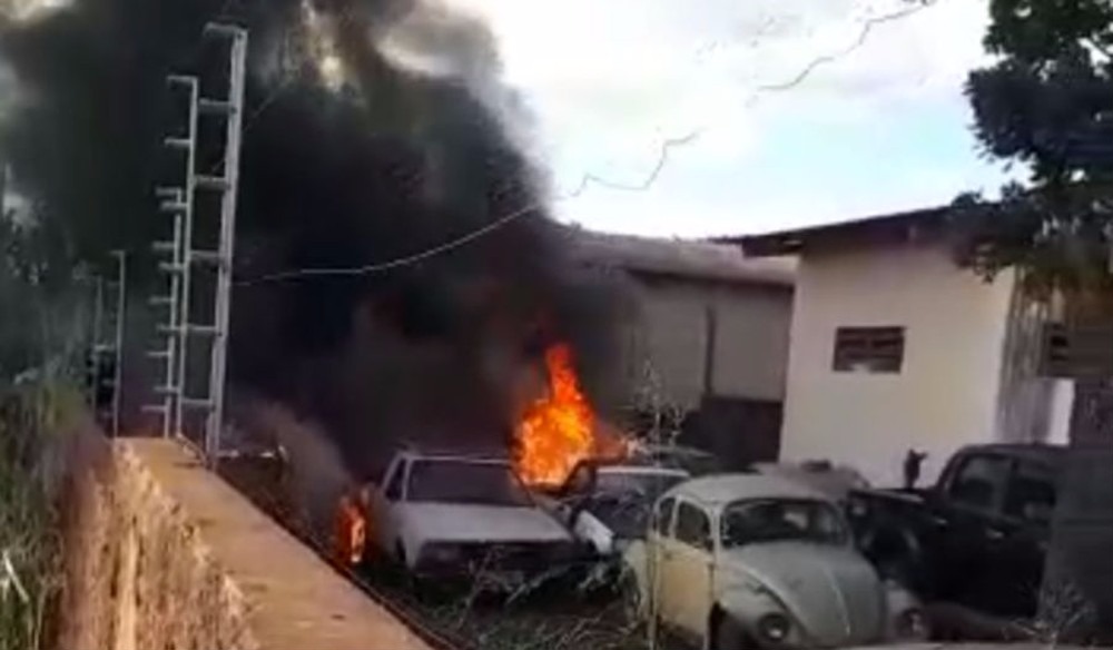 Incêndio atinge 12 veículos em pátio da Defurv Incêndio atingiu carros que estavam no pátio da Defurv em Campo Grande (Foto: Reprodução/WhatsApp)