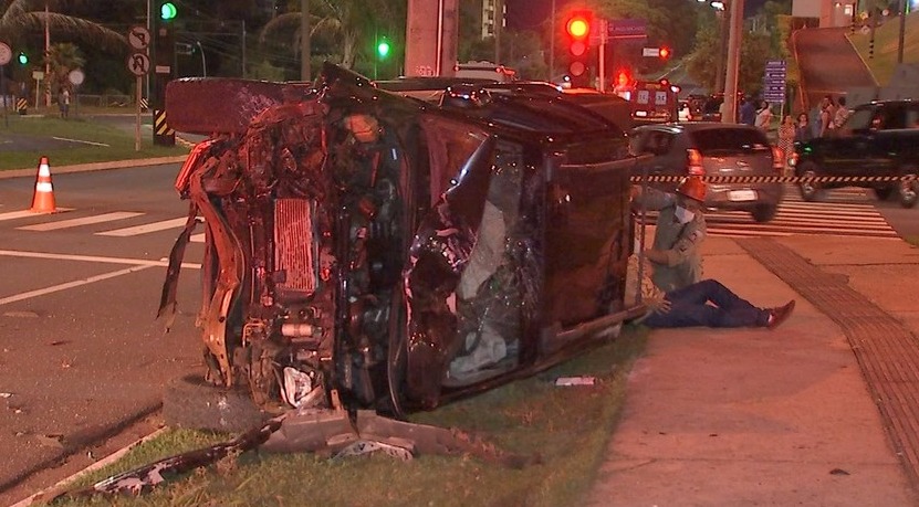 Caminhonete do estudante de medicina ficou com a frente destruída em acidente que matou advogada em Campo Grande (MS) (Foto: Reprodução/TV Morena) Caminhonete do estudante de medicina ficou com a frente destruída em acidente que matou advogada em Campo Grande (MS) (Foto: Reprodução/TV Morena)
Caminhonete do estudante de medicina ficou com a frente destruída em acidente que matou advogada em Campo Grande 