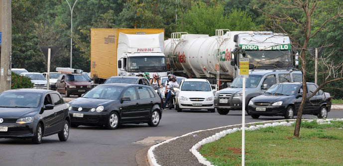 Cruzamento entre avenidas Interlagos e Gury Marques é dos mais congestionados da Capital em horários de pico - Foto: Álvaro Rezende / Correio do Estado