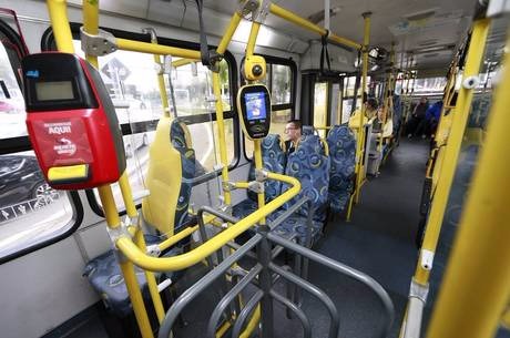Tecnologia substitui mão de obra no setor de serviços Linha de ônibus em São Paulo em teste para operar somente com Bilhete Único
Robson Ventura/Folhapress - 9.6.2017