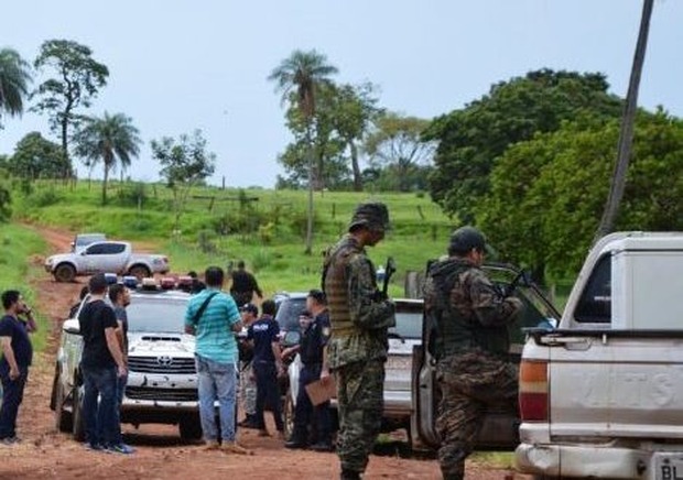 Grupo armado da fronteira sequestra fazendeiro e família