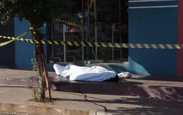 Homem é morto a facadas no bairro Zé Perreira; Autor foi preso pelo Choque Foto: Henrique Kawaminami