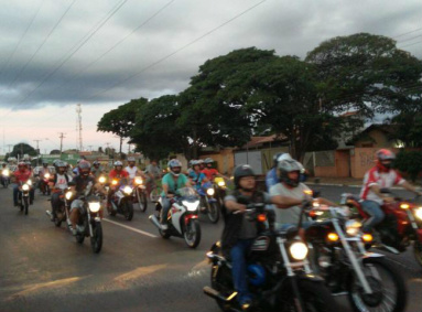 Motociclistas fizeram homenagem a amigo que morreu em acidente neste domingo na BR-163. (Foto: WhatsApp)