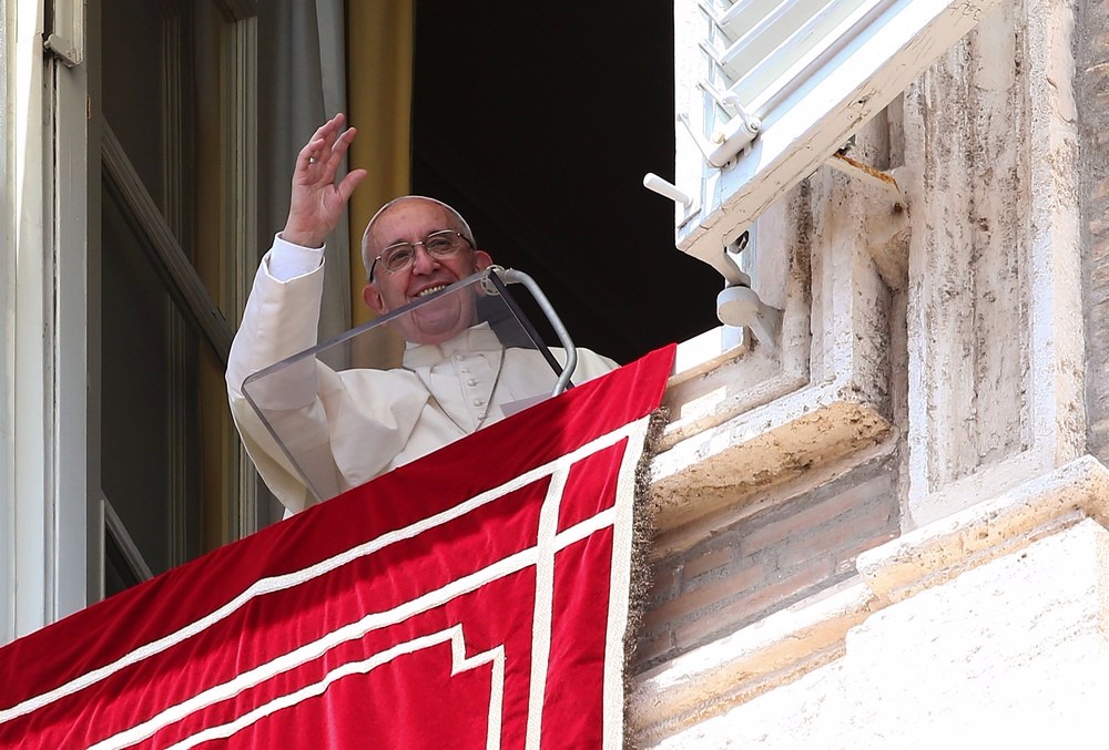 Papa Francisco pede solução 'pacífica e democrática' para a crise na Venezuela Papa acena durante a celebração do Angelus dominical, da janela do apartamento pontifício, na Praça São Pedro (Foto: REUTERS/Alessandro Bianchi)