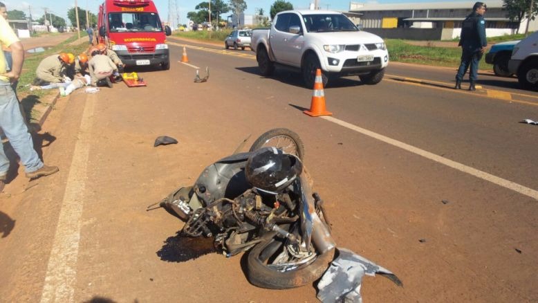 Embriagado, servidor atropela e arrasta policial militar em motocicleta