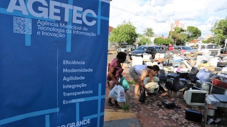Prefeitura promove ação para recolher lixo eletrônico na lagoa Itatiaia Prefeitura promove ação para recolher lixo eletrônico na lagoa Itatiaia