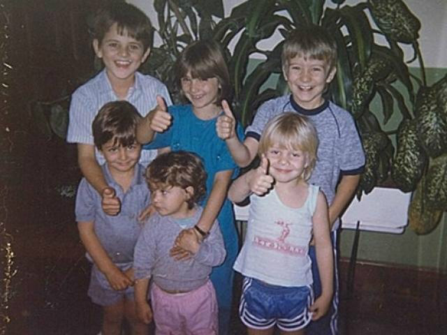 Foto enviada pelos tios de Michel ao CG. NW (de camiseta branca) para lembrar da 