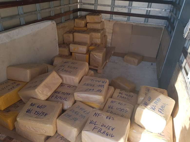 PRF apreende 700 quilos de maconha transportados em caminhão furgão Divulgação/PRF
