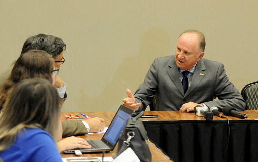 Falta do diálogo do governo impede soluções de problemas, diz Ziulkoski a imprensa nacional