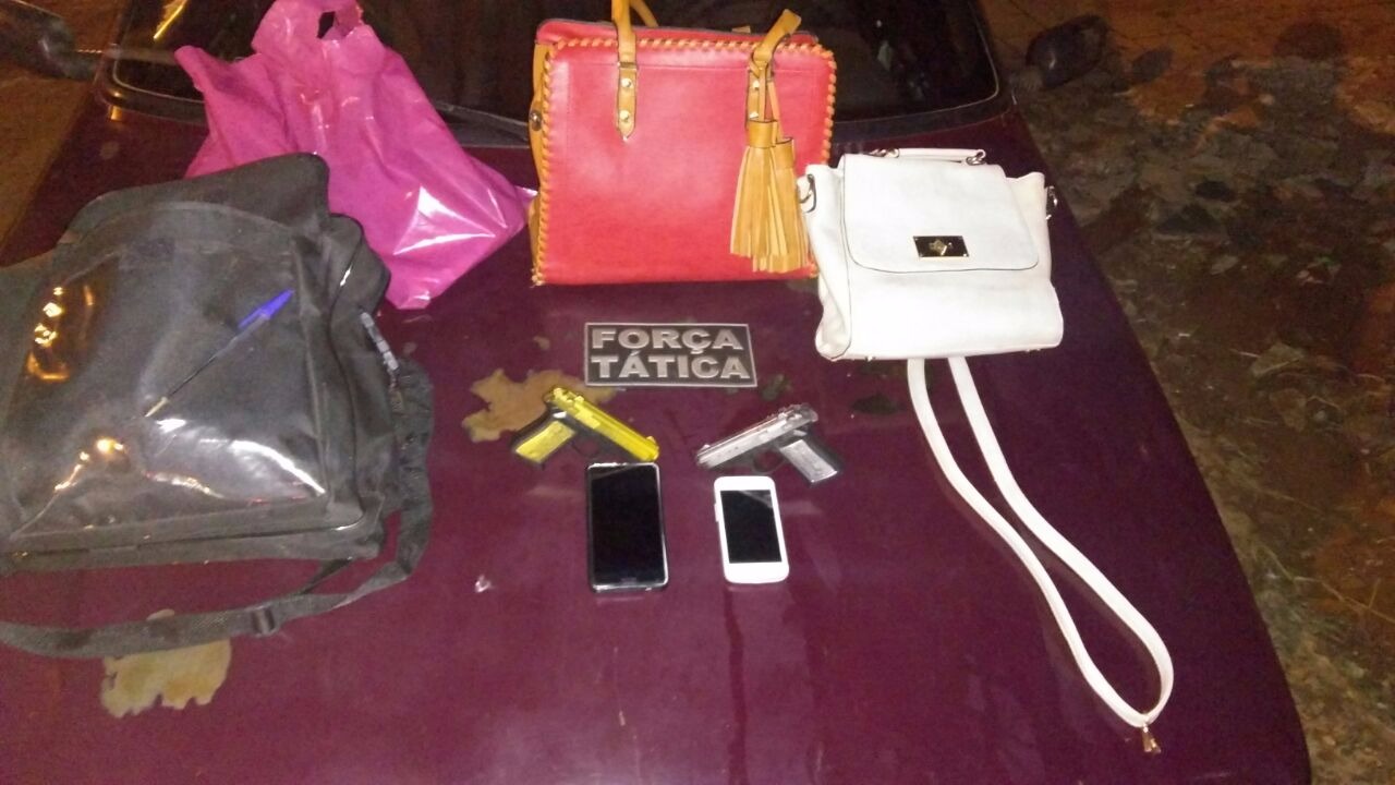 Dois são presos com armas de brinquedo após assalto Dois são presos com armas de brinquedo após assalto