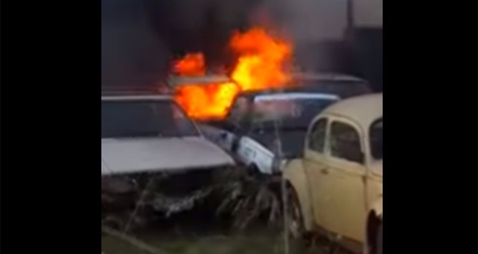 Incêndio em pátio de delegacia que atingiu 12 carros é investigado Incêndio em pátio de delegacia que atingiu 12 carros é investigado