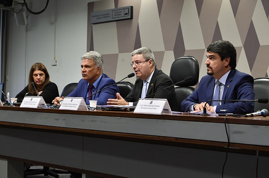 Da esq. para a dir.: diretora-geral do Senado, Ilana Trombka; primeiro-secretário, senador Sérgio Petecão; vice-presidente, senador Antonio Anastasia; e secretário-geral da Mesa, Luiz Fernando Bandeira
Waldemir Barreto/Agência Senado

