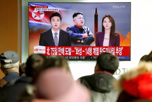 Pessoas assistem reportagem sobre o novo míssil da Coreia do Norte, em Seul, Coreia do SulReuters/Kim Hong-Ji
