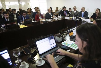 O ministro da Casa Civil, Eliseu Padilha, conversa com jornalistas no Palácio do Planalto Antonio Cruz/Agência Brasil
