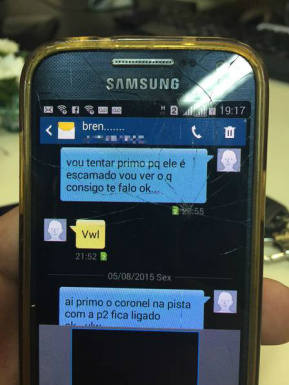 Um trecho da conversa no celular apreendido com o PM Foto: Foto do leitor / Via WhatsApp
