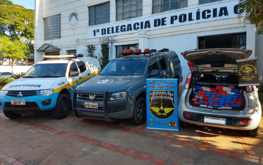 DOF e PMR prendem dois homens e três mulheres por tráfico de drogas Divulgação
