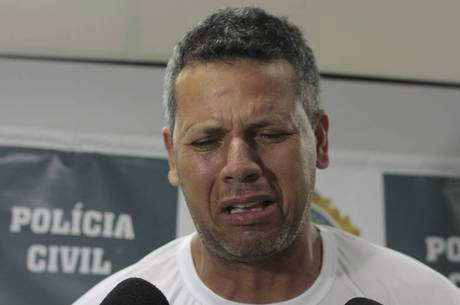 Suspeito de pedofilia chora ao ser apresentado pela polícia
Daniel Castelo Branco/Ag. O Dia