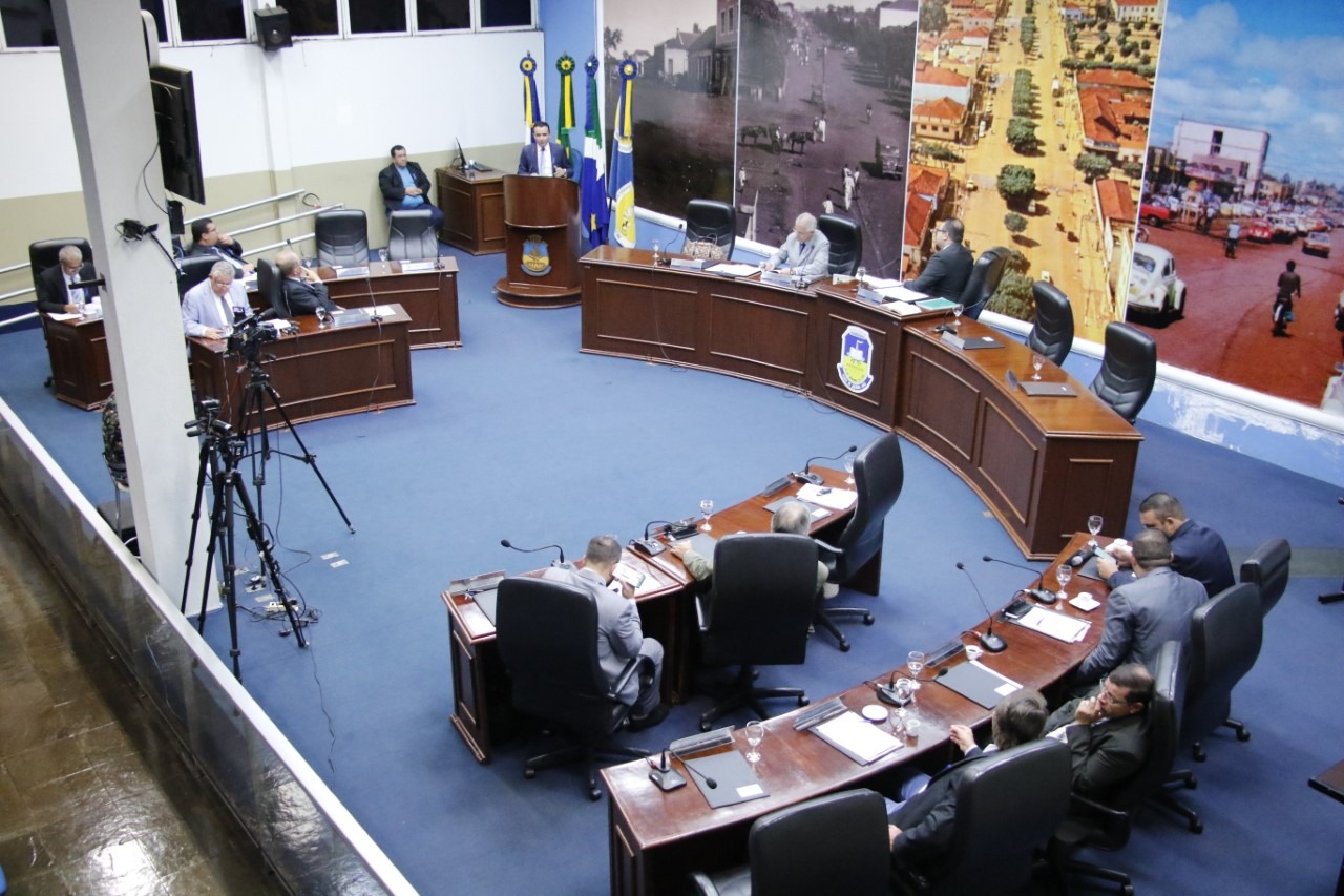 João Paulo Lacerda usou a tribuna para falar sobre o IDAMS e doar 100 livros pra a Casa de Leis. Thiago Morais