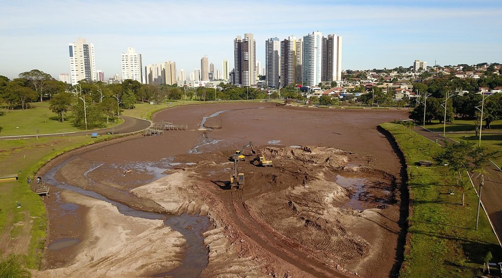 Obra no Parque das Nações já retirou 20 mil m³ de areia do lago maior Ao todo, 140 mil metros cúbicos de sedimentos devem ser retirados do lago até outubro. Edemir Rodrigues