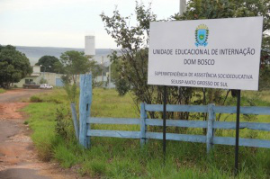 A Unei Dom Bosco fica na BR-262, saída para Três Lagoas. A rebelião aconteceu durante a madrugada. (Foto: Marcos Ermínio)