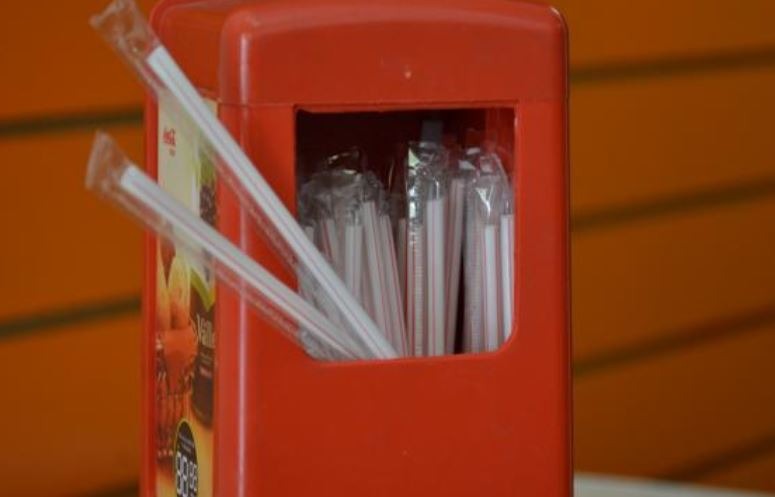 Sancionada lei que proíbe canudos de plástico em MS Estabelecimentos devem trocar plástico por canudos comestíveis ou biodegradáveis. Bruno Avellar