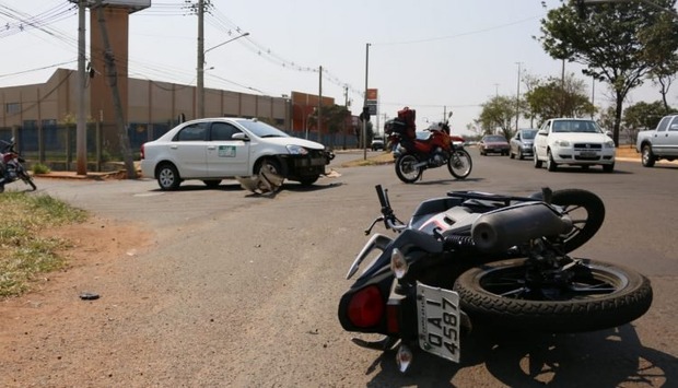 Avenida ficou interditada por causa de acidente entre carro e moto (Henrique Arakaki/Midiamax)