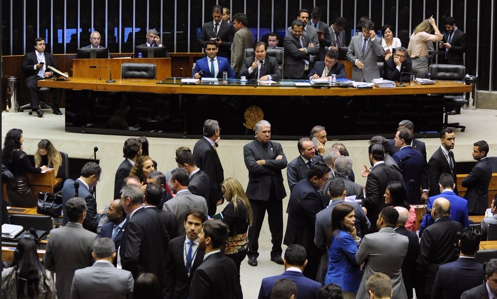 Debate sobre denúncia contra Temer deve dominar pauta da semana na Câmara Deputados reunidos no plenário da Câmara, durante sessão na última semana (Foto: Luis Macedo/Câmara dos Deputados)
