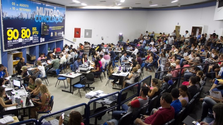 Cerca de 40 mil pessoas já procuraram o Refis para liquidar dívidas Cerca de 40 mil pessoas já procuraram o Refis para liquidar dívidas