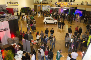 Nesta quinta-feira (28) Unigran realiza Mostra de Comunicação e Feira Maluca 2015 Exposição de produtos inovadores é realizada por acadêmicos do primeiro ano.