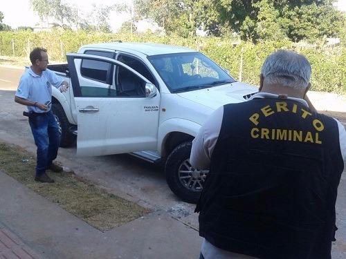 Peritos verificam caminhonete que serviu para levar vítima à Santa Casa - Foto: Gerson Oliveira