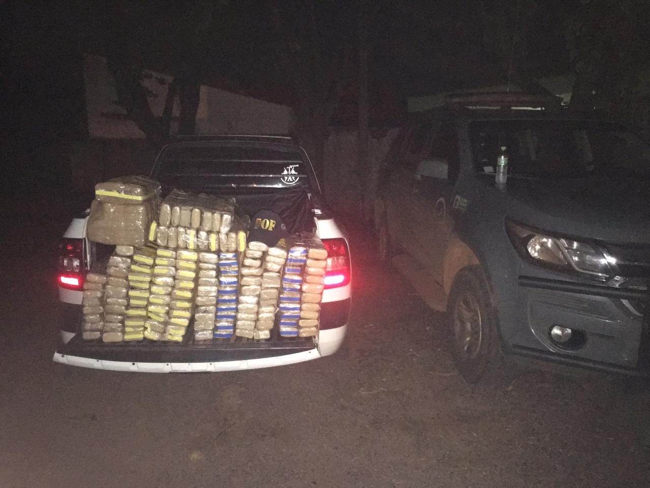 Após fugir do bloqueio policial veículo é apreendido com 150 quilos de maconha Após fugir do bloqueio policial veículo é apreendido com 150 quilos de maconha