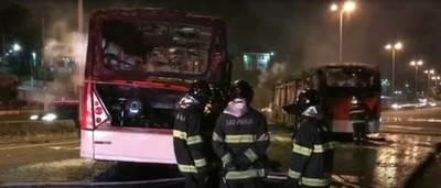 Criminosos incendeiam dois ônibus na Rodovia Raposo Tavares © Reprodução
