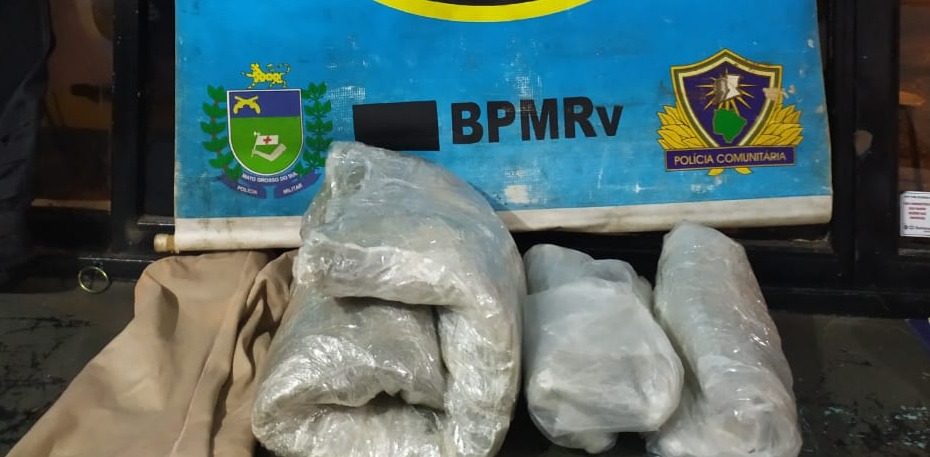 Adolescente é flagrado transportando três kg de maconha junto ao corpo Adolescente é flagrado transportando três kg de maconha junto ao corpo