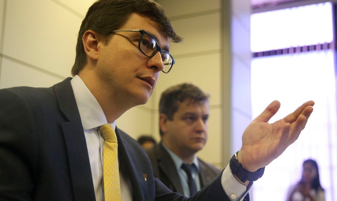 Empresas poderão cortar jornadas e salários pela metade Jose Cruz/Agência Brasil