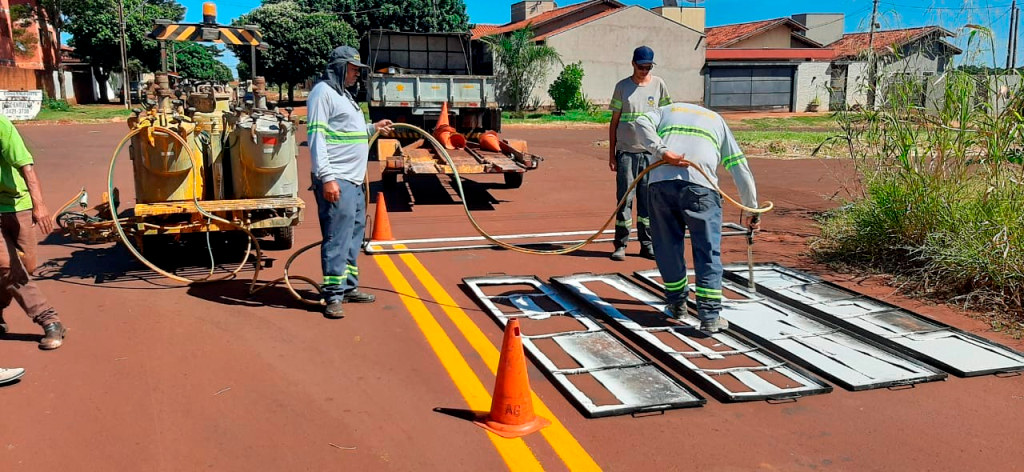 Sinalizações de trânsito são feitas em ruas do Jardim Monte Carlo em Dourados As sinalizações começaram ser feitas nessa semana e tem previsão de ficarem prontas semana que vem. Divulgação/Prefeitura Dourados