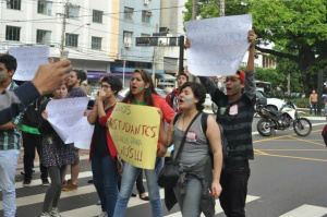 Grupo de estudantes se organizou pelas mídias sociais (Foto: Marcelo Calazans)