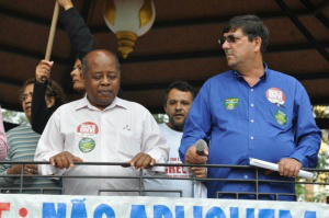Geraldo, da ACP (de camisa branca) e Botarelli (de azul) comandam ato na praça (Foto: Marcelo Calazans)