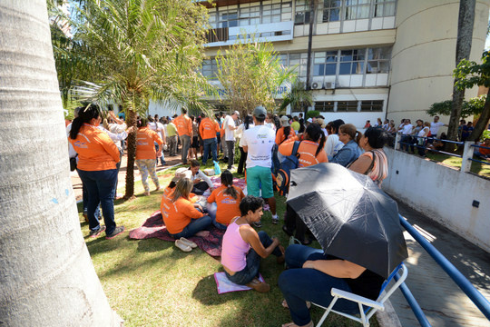 Licença médica e feriado deixam salário de servidor para ser decidido dia 9 Agentes de saúde fazem protesto na frente da prefeitura por reajuste, em abril - Foto: Álvaro Rezende/ Correio do Estado