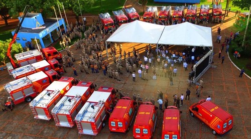 Renovação da frota dos Bombeiros Militares permite intensificar combate a incêndios em MS Dezenas de veículos que vão de caminhonetes a auto bomba tanque foram adquiridos para todas as unidades de salvamento existentes no Estado