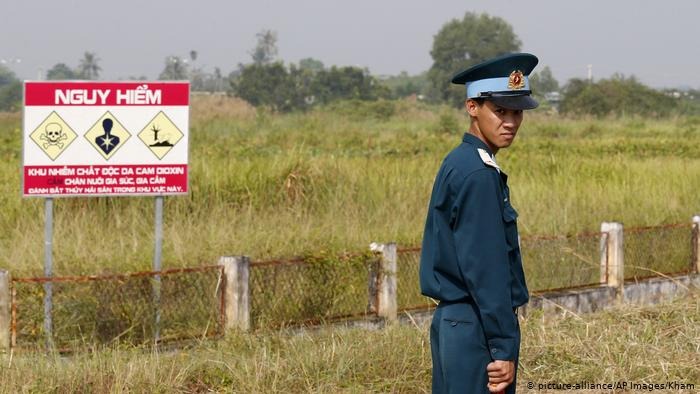 Um policial vietnamita vigia a área da antiga base americana de Bien Hoa. Solo do local sofreu intensa contaminação durante a participação americana na Guerra do Vietnã
