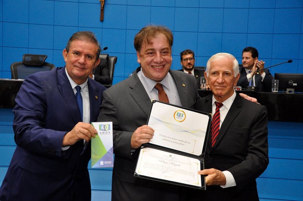 Pai e filho deputados são homenageados nos 40 anos da ALEMS